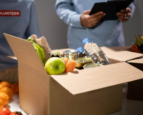 Convinience Kommissionierer packen ein Packet mit Lebensmitteln im Auftrag von Brock Service GmbH Co KG Karriere Jobs