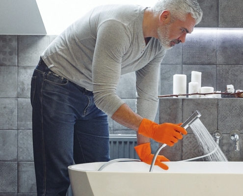 Gas Wasser Installateur installiert eine Badewane im Auftrag von Brock Service GmbH & Co KG Karriere Jobs