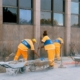 Bauendreiniger von Brock Service GmbH & Co KG Karriere Jobs bei der Reinigung einer Baustelle